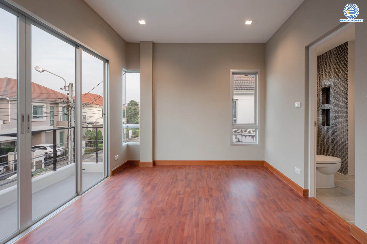 บ้านมือสองตกแต่งใหม่ โครงการ ไลฟ์บางกอกบูเลอวาร์ด ราชพฤกษ์-รัตนาธิเบศร์ เนื้อที่ 63 ตร.ว. ดีไซน์ตอบทุกไลฟ์สไตล์ ฟังก์ชัน 3 ห้องนอน 5 ห้องน้ำ 1 ห้องแม่บ้าน จอดรถได้ 2 คัน บนทำเลติดถนนราชพฤกษ์ ใกล้โรงเรียนเด่นหล้า  ห้าง Robinson Lifestyle Ratchaphruek เชื่อมต่อทุกเส้นทาง ใกล้รถไฟฟ้าสายสีชมพู "สถานีปากเกร็ด" และจุดขึ้นทางด่วน "ศรีรัช"